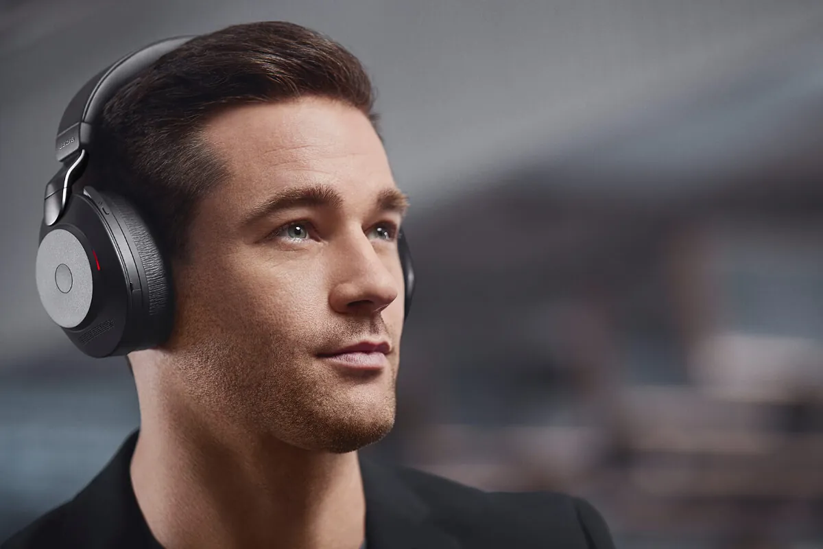 Hombre con los Jabra Evolve2 85 y la cancelación de ruido activada