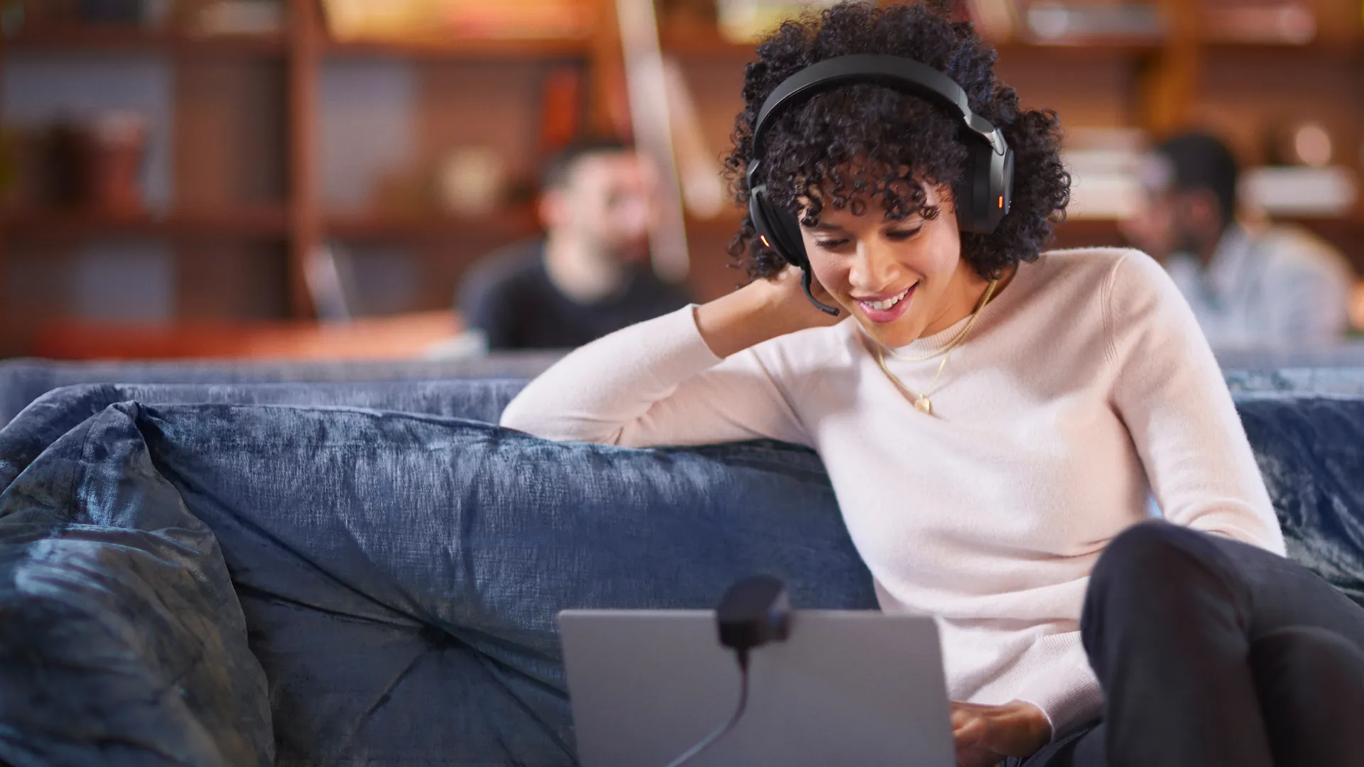 Mujer en una videollamada con los auriculares Jabra Evolve2 85