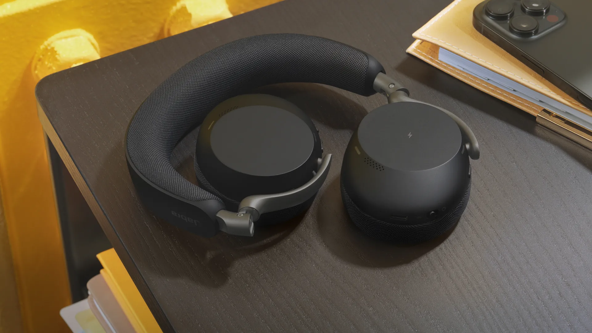 Jabra Evolve3 75 plegado sobre un escritorio