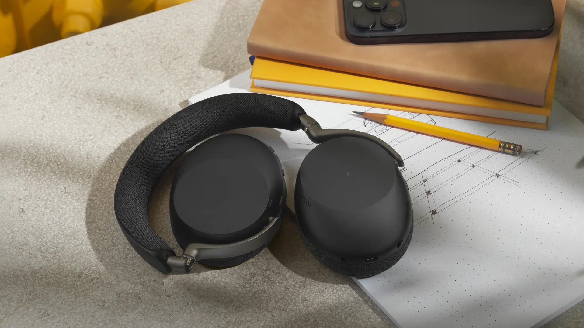 Jabra Evolve3 85 plegado sobre un escritorio