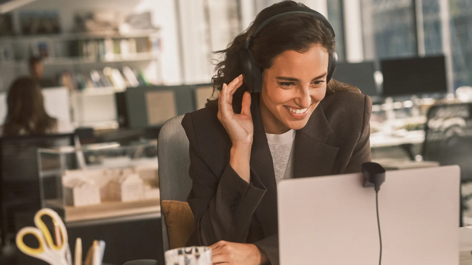 Mujer en una videollamada en la oficina con los Jabra Evolve3 85
