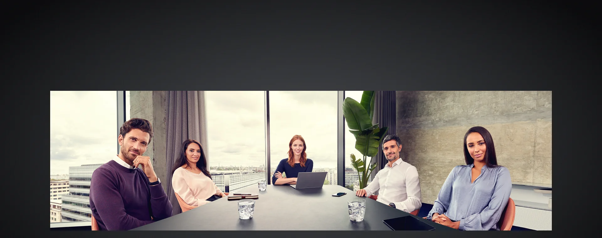 Imagen panorámica de 180° de una sala de reuniones