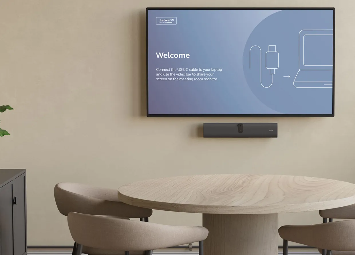 Sala con la PanaCast U30 y la pantalla de bienvenida con las instrucciones