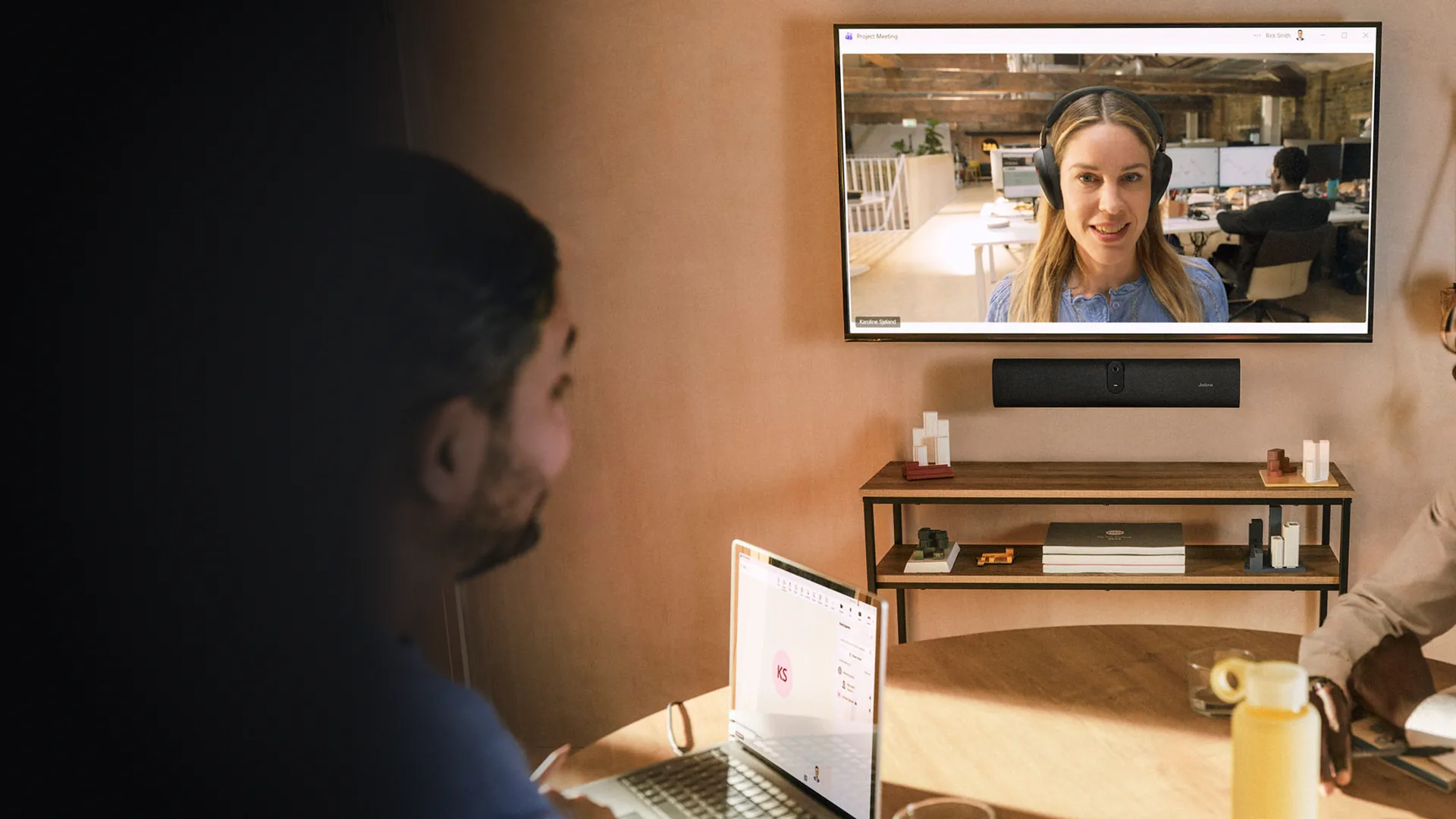 Reunión con la Jabra PanaCast U30 instalada en la pared debajo de la pantalla