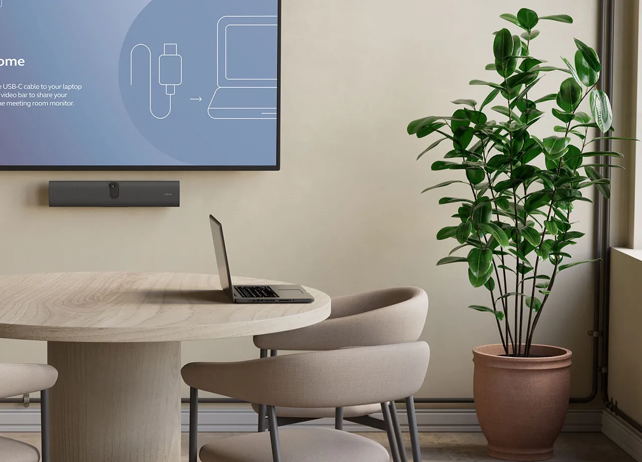 Notebook sobre la mesa de una sala con la PanaCast U30 en la pared