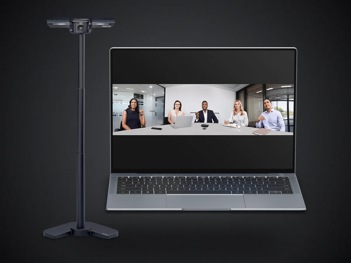 Soporte de mesa con una cámara Jabra PanaCast junto a una notebook (cámara y notebook no incluidas)