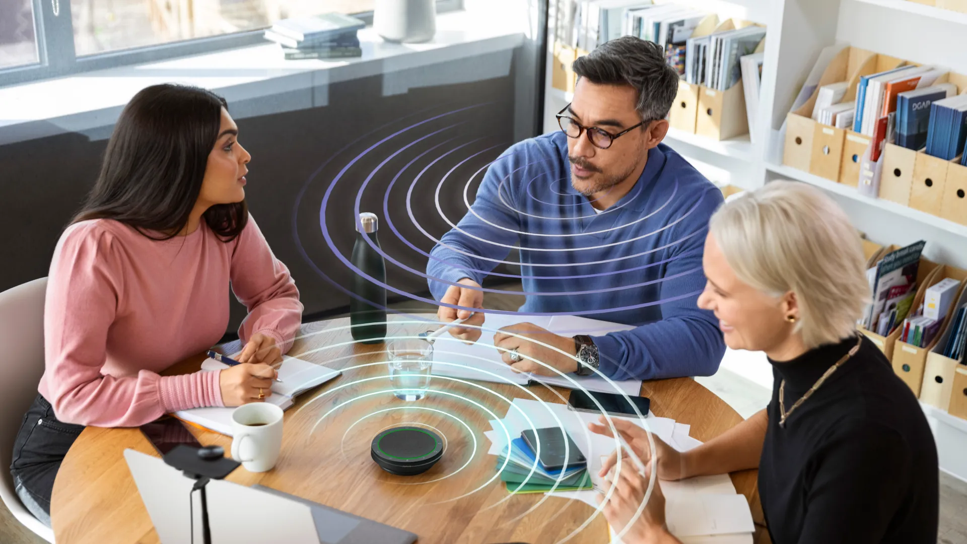 Tres personas conversando alrededor del Jabra Speak2 55