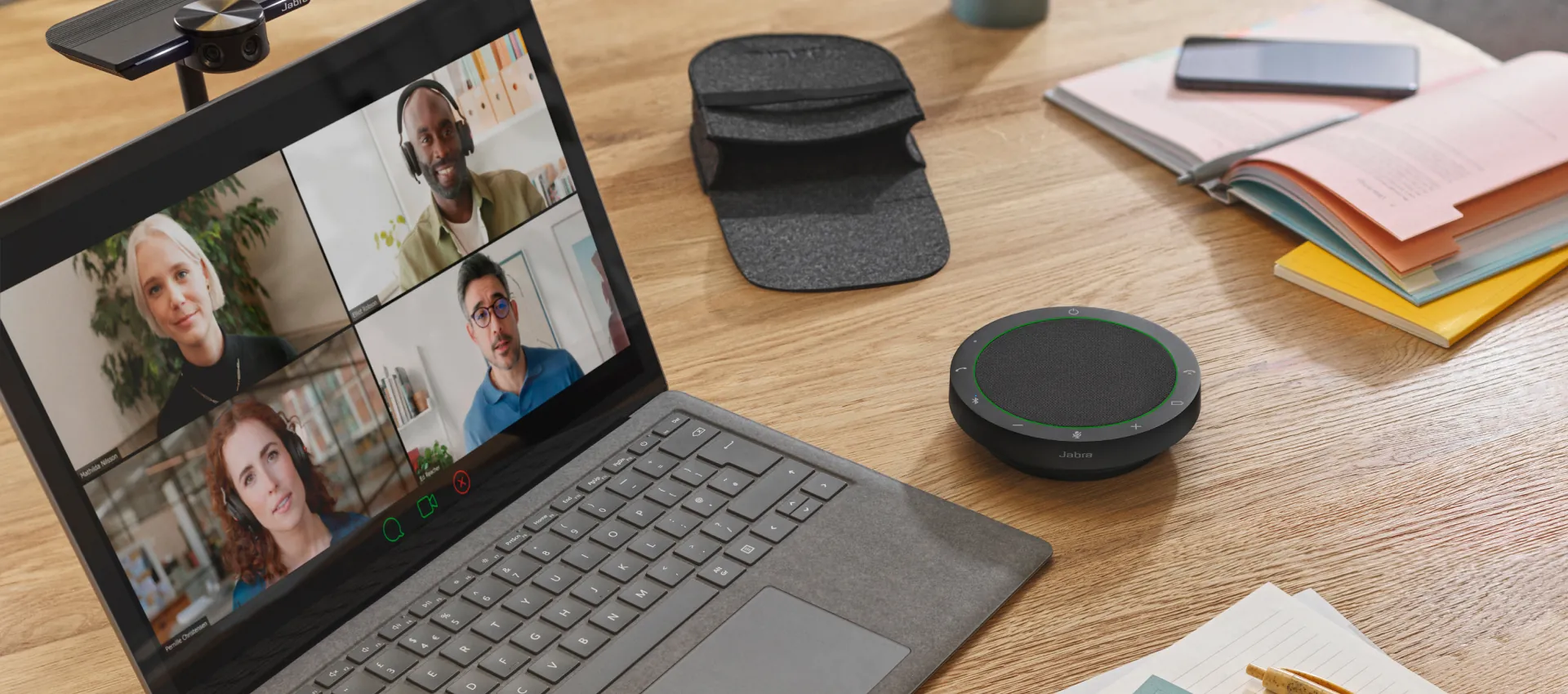 Videollamada en la notebook con el Jabra Speak2 55 sobre el escritorio