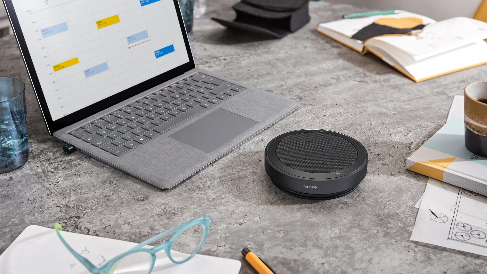 Jabra Speak2 75 junto a una notebook en el escritorio