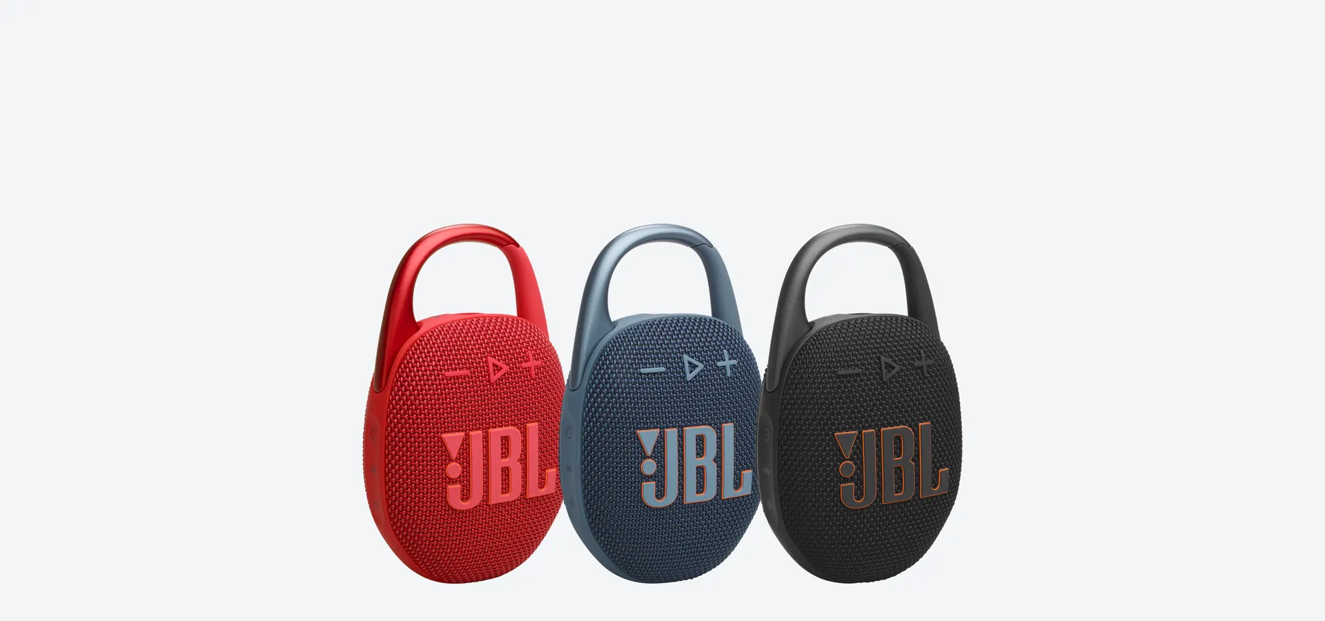 Parlante Bluetooth JBL Clip 5 con mosquetón en rojo, azul y negro