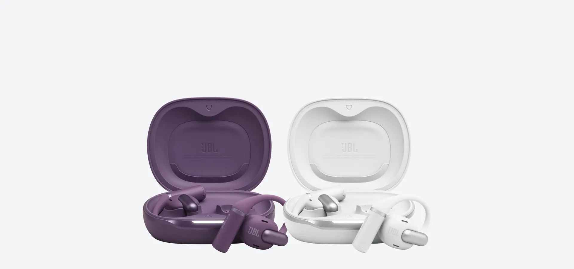 Auriculares open-ear JBL Sense Pro en violeta y blanco con sus estuches de carga