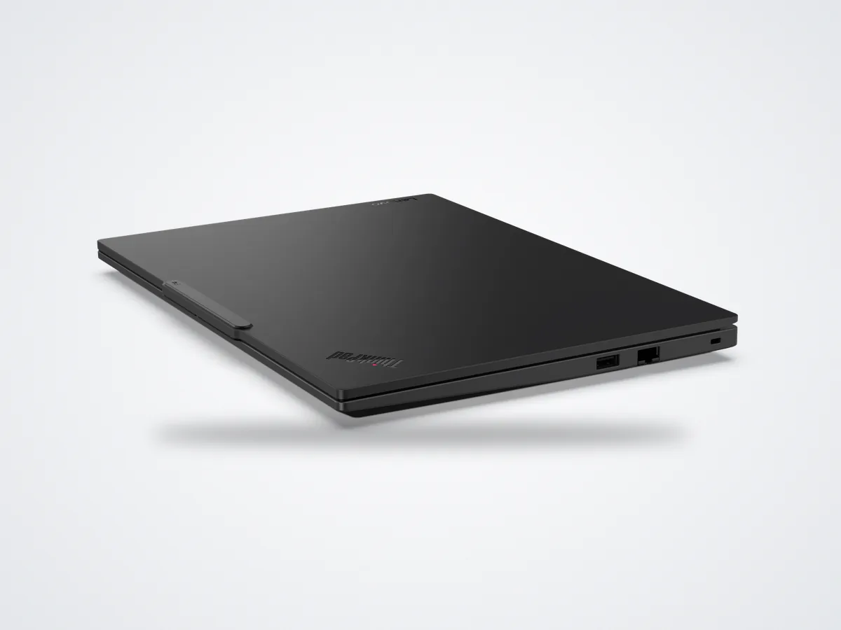 ThinkPad E14 Gen 7 negra cerrada, con la tapa de aluminio