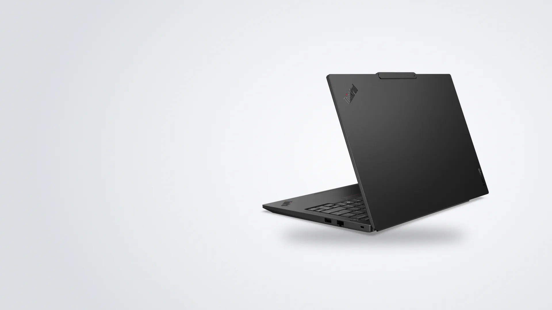 ThinkPad E14 Gen 7 negra vista desde atrás