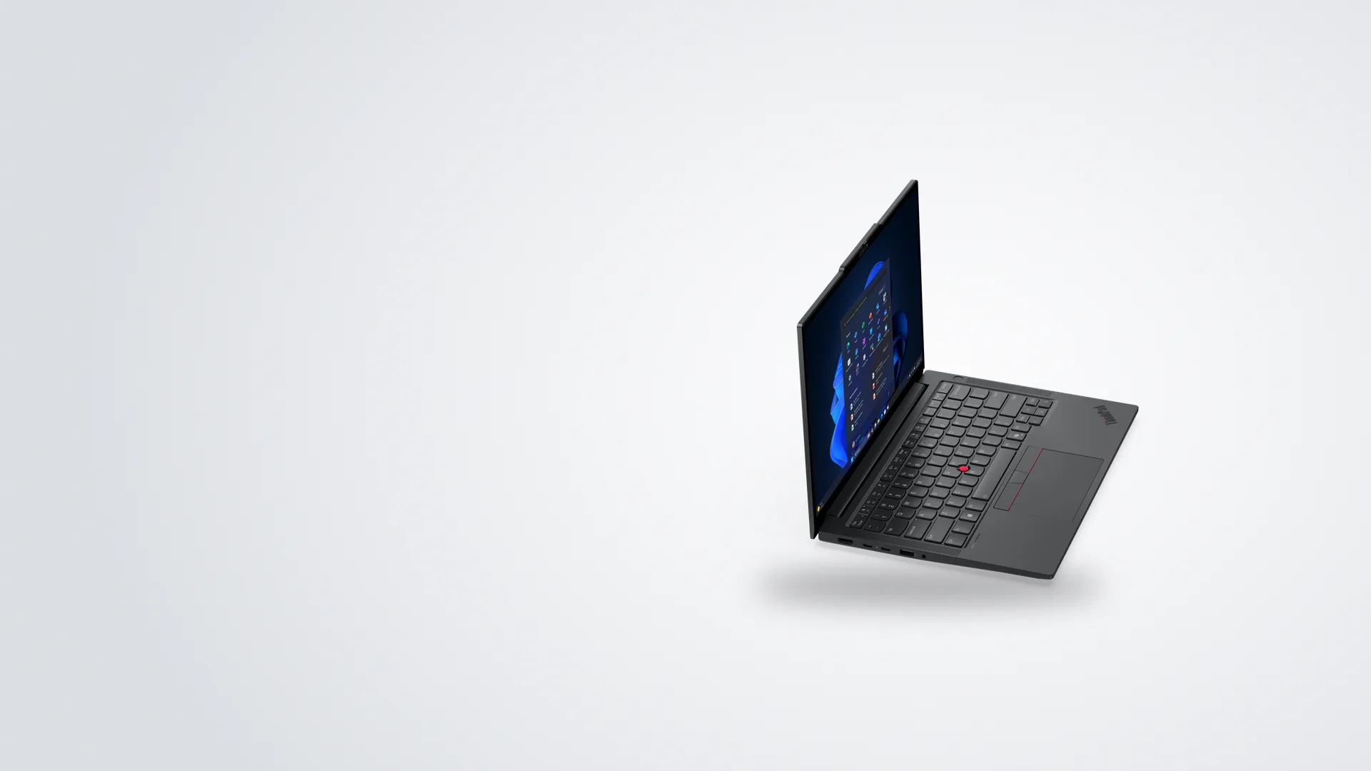 ThinkPad E14 Gen 7 negra abierta, vista de costado