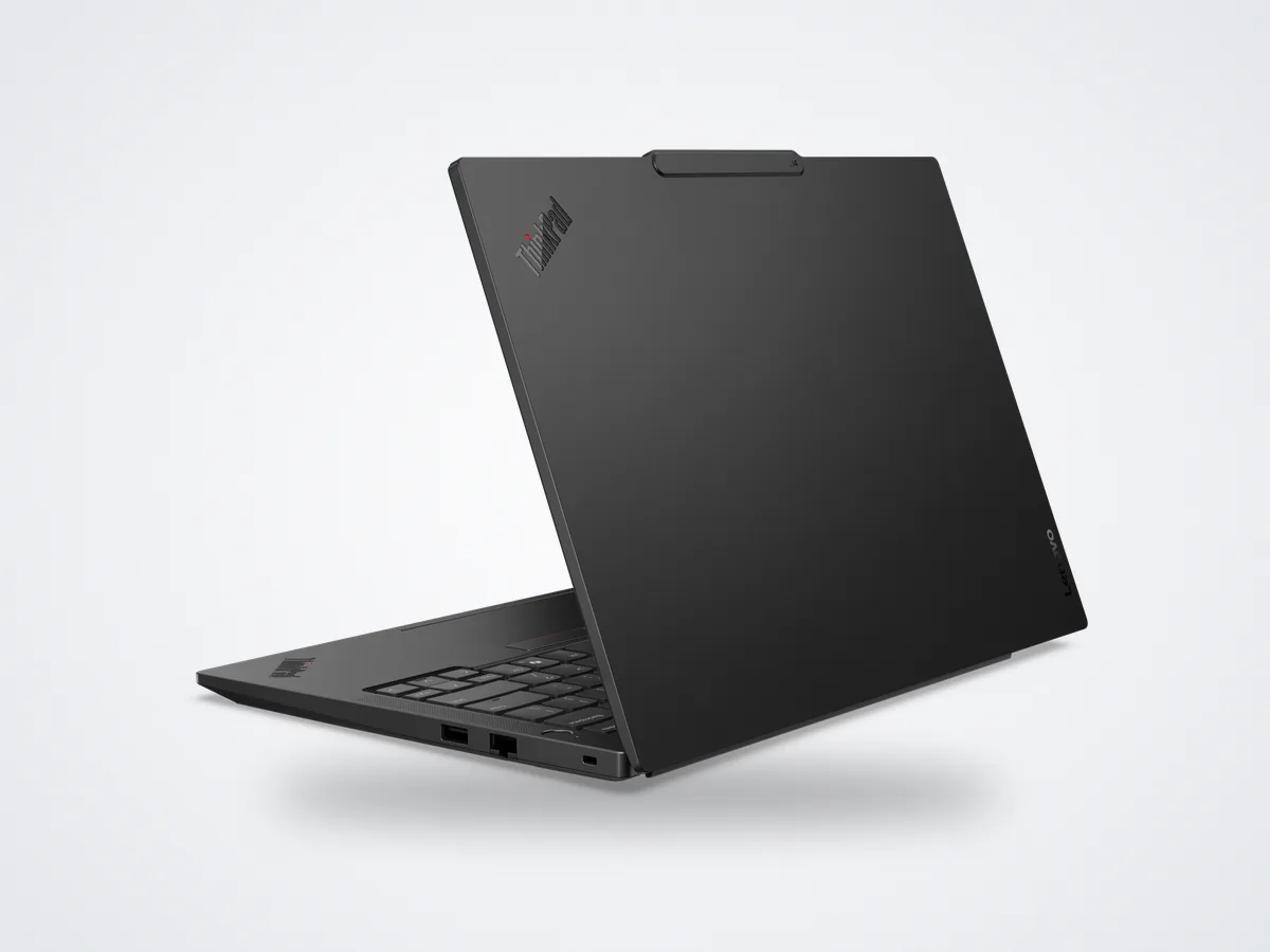 ThinkPad E14 Gen 7 negra vista desde atrás, con la tapa de aluminio