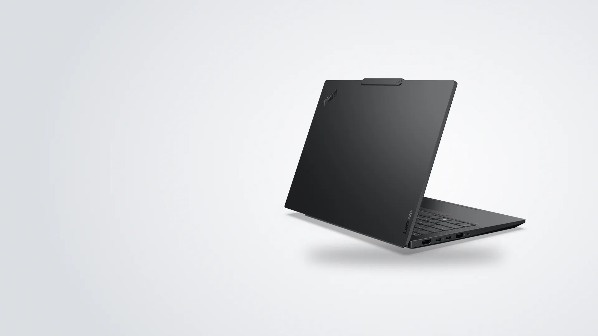 ThinkPad E14 Gen 7 negra vista desde atrás