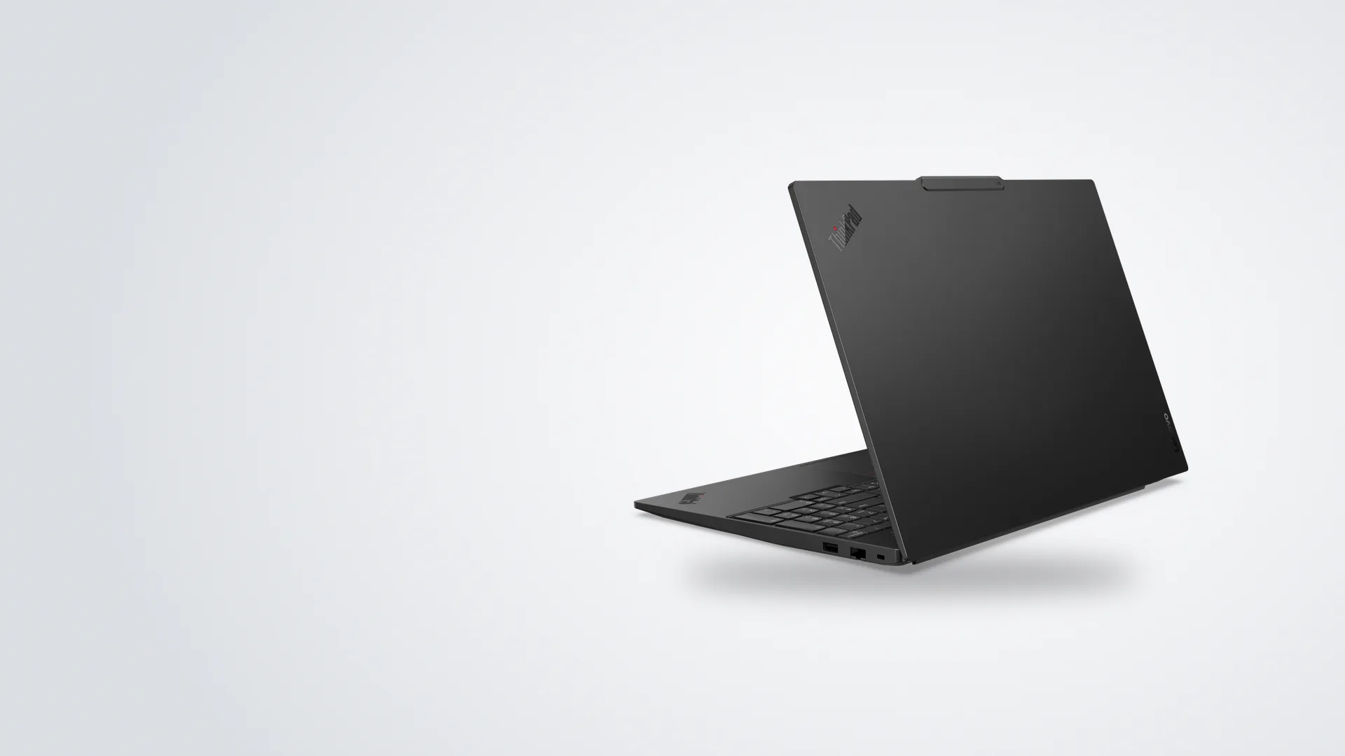 ThinkPad E16 Gen 3 negra vista desde atrás
