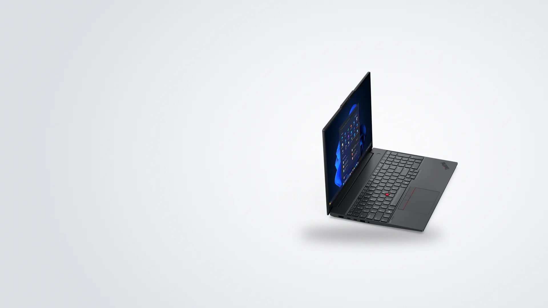 ThinkPad E16 Gen 3 negra abierta, vista de costado