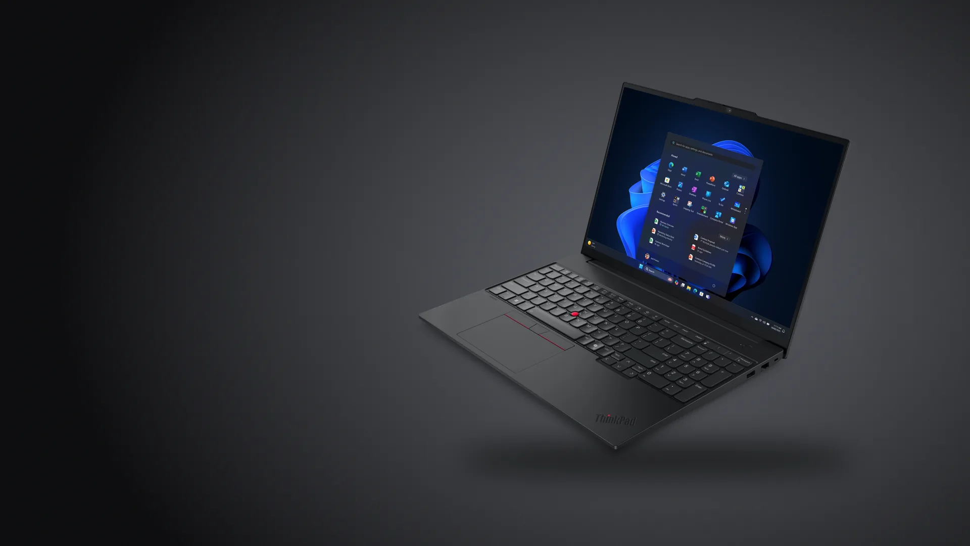 Notebook Lenovo ThinkPad E16 Gen 3 negra, abierta, sobre fondo grafito