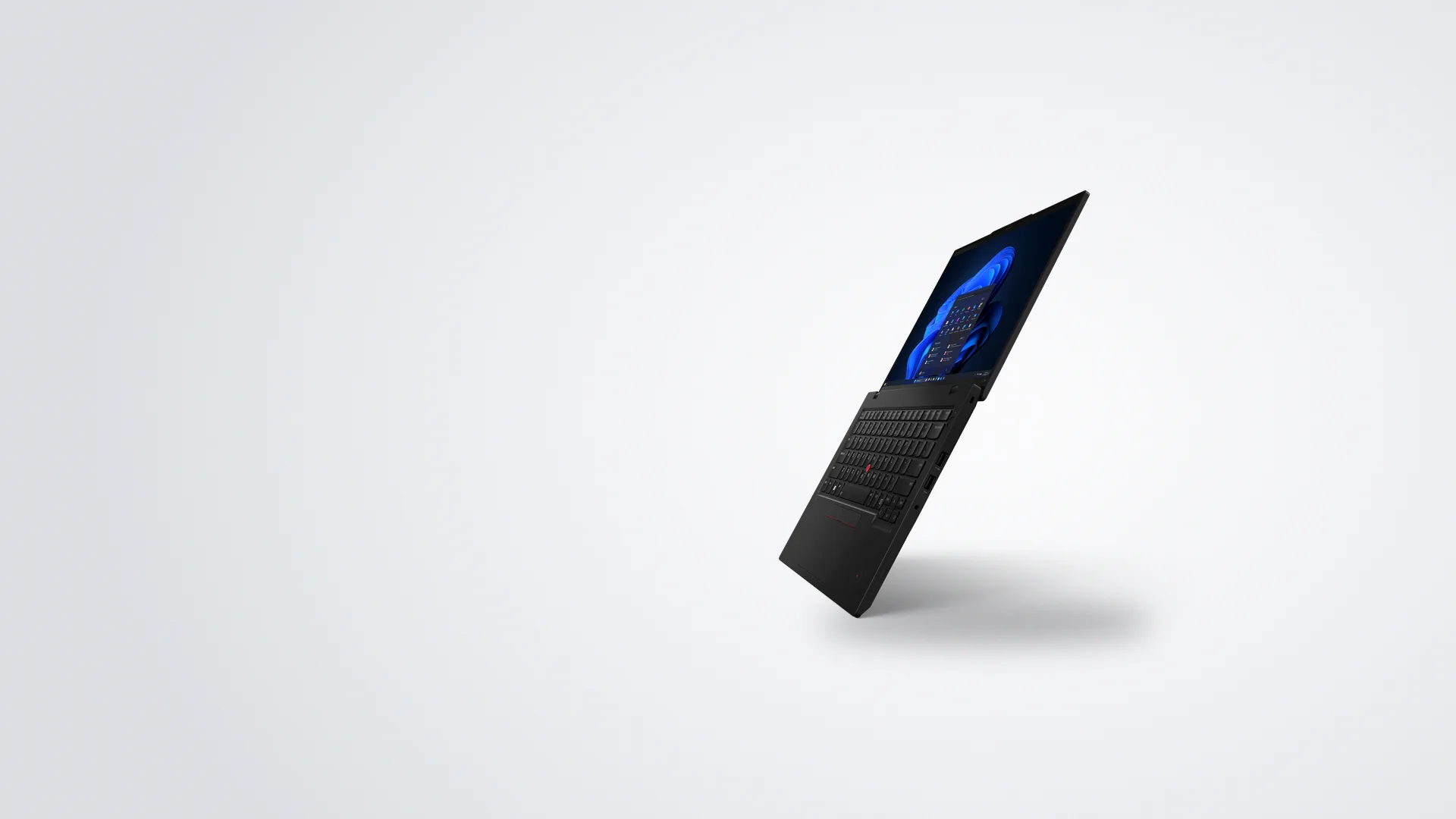 ThinkPad L14 Gen 6 negra abierta, inclinada