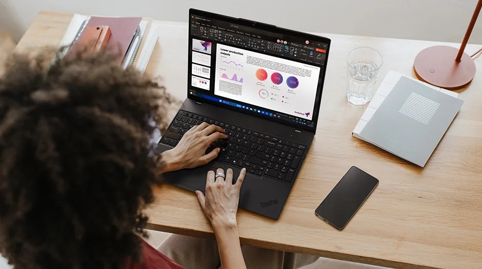 Mujer trabajando en su escritorio con una ThinkPad L16 Gen 2