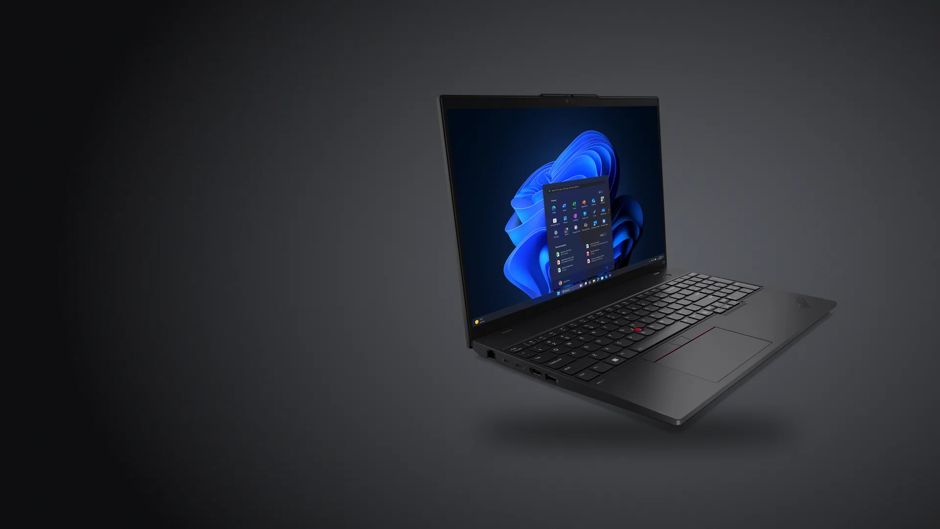 Notebook Lenovo ThinkPad L16 Gen 2 negra, abierta, sobre fondo grafito