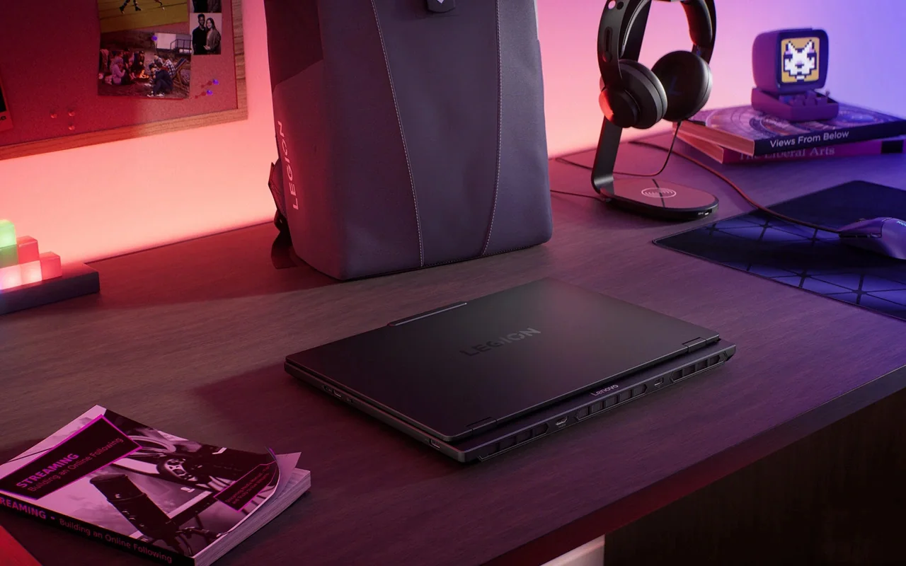 Legion 5 Gen 10 cerrada sobre un escritorio, con la tapa negra y el logo Legion