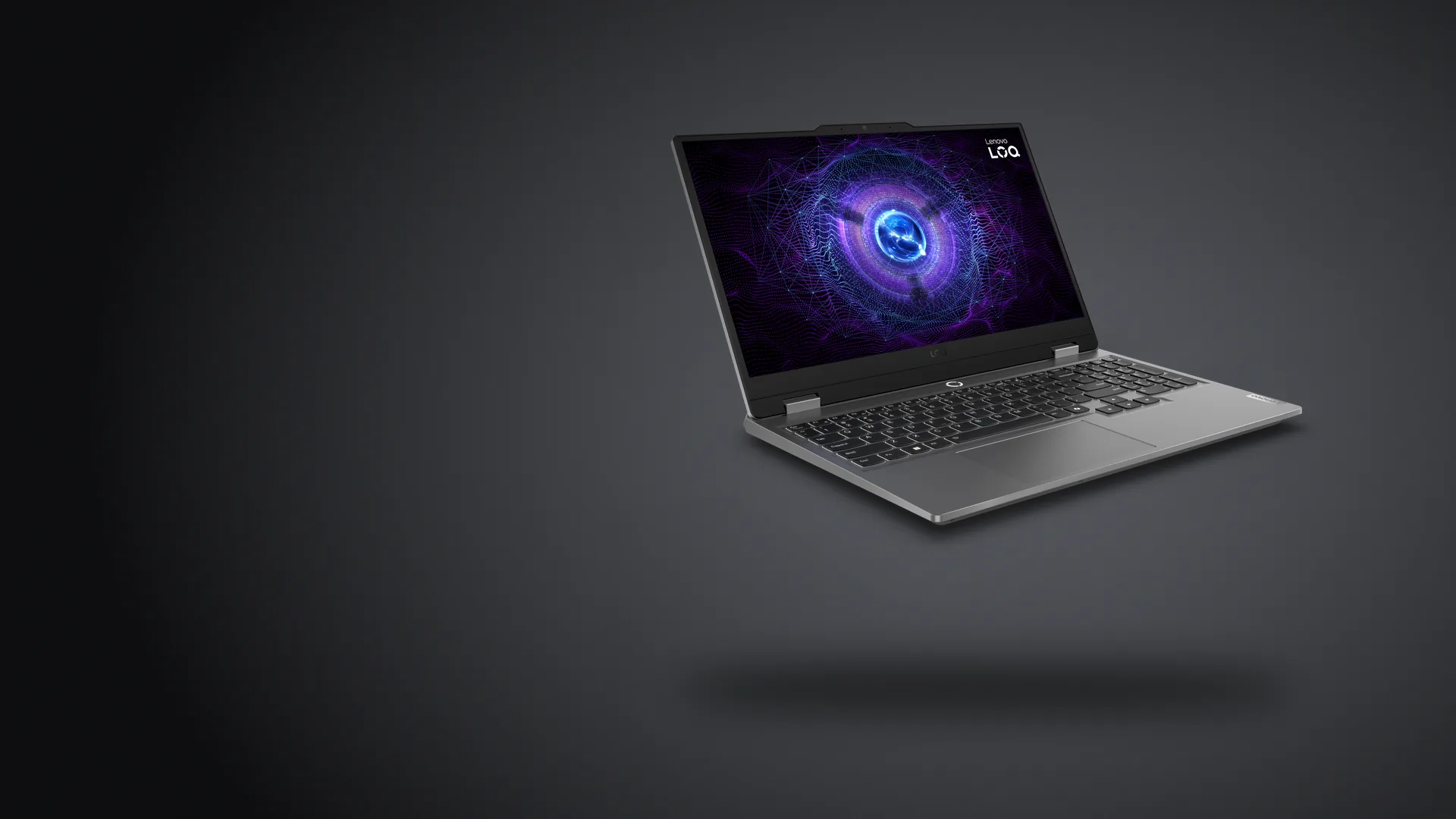 Notebook gamer Lenovo LOQ 15IRX9 gris, abierta, con el teclado de retroiluminación blanca, sobre fondo grafito
