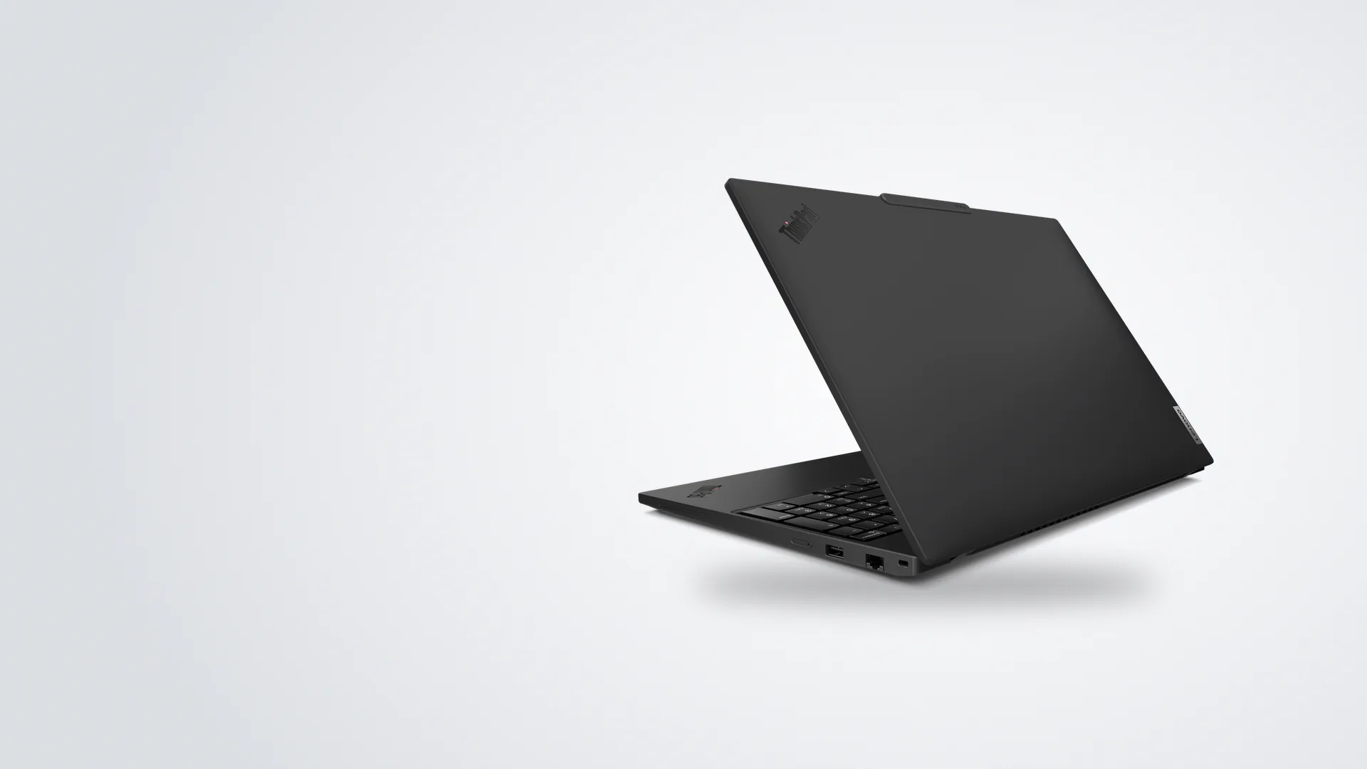 ThinkPad P16s Gen 4 vista desde atrás, con la tapa negra y el logo ThinkPad