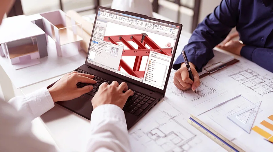 Arquitecta diseñando una estructura en una ThinkPad P16v