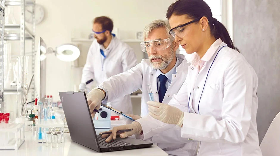 Investigadores trabajando con una ThinkPad P16v en un laboratorio