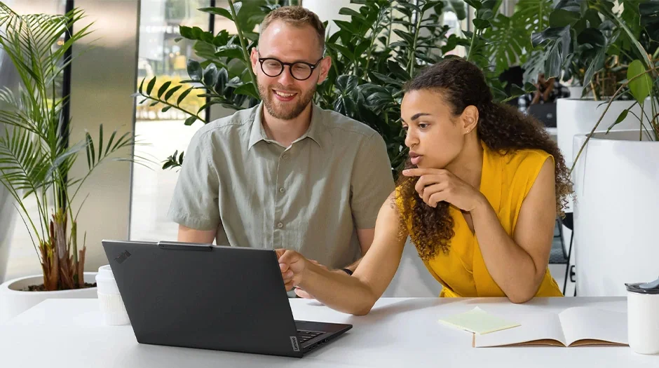 Dos personas trabajando con una ThinkPad T14 Gen 6