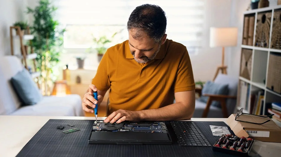 Técnico abriendo una ThinkPad T14 Gen 6 para cambiarle piezas