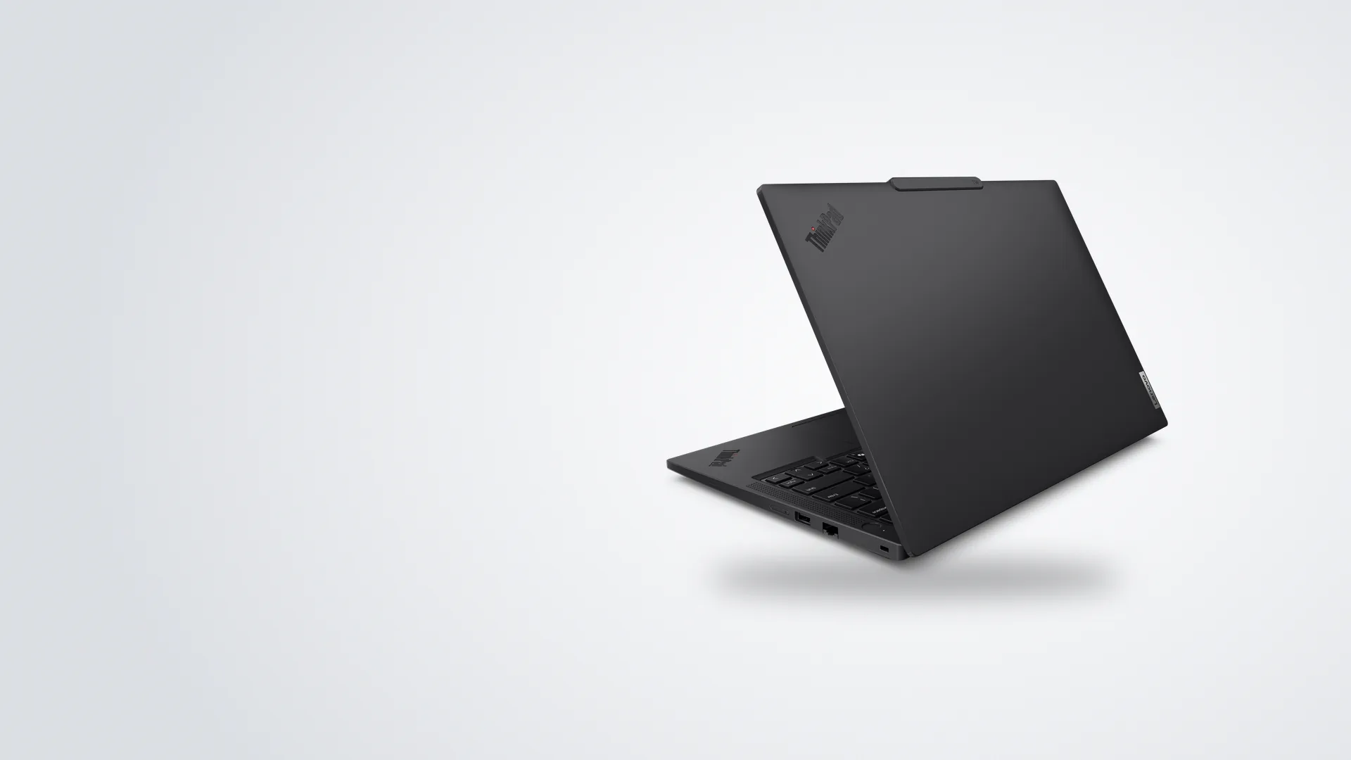 ThinkPad T14 Gen 6 negra vista desde atrás