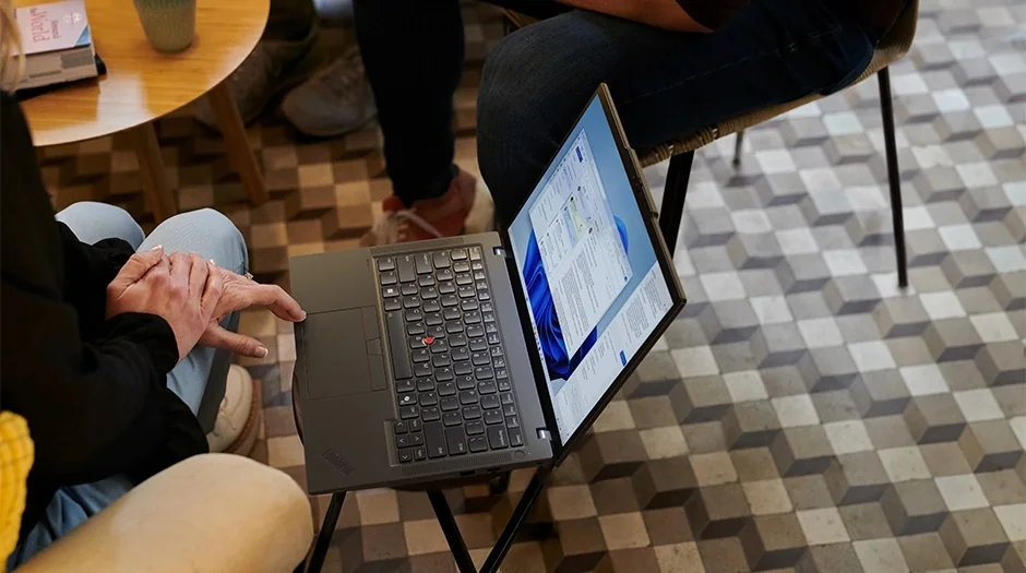 Equipo de trabajo con notebooks ThinkPad T14 Gen 6