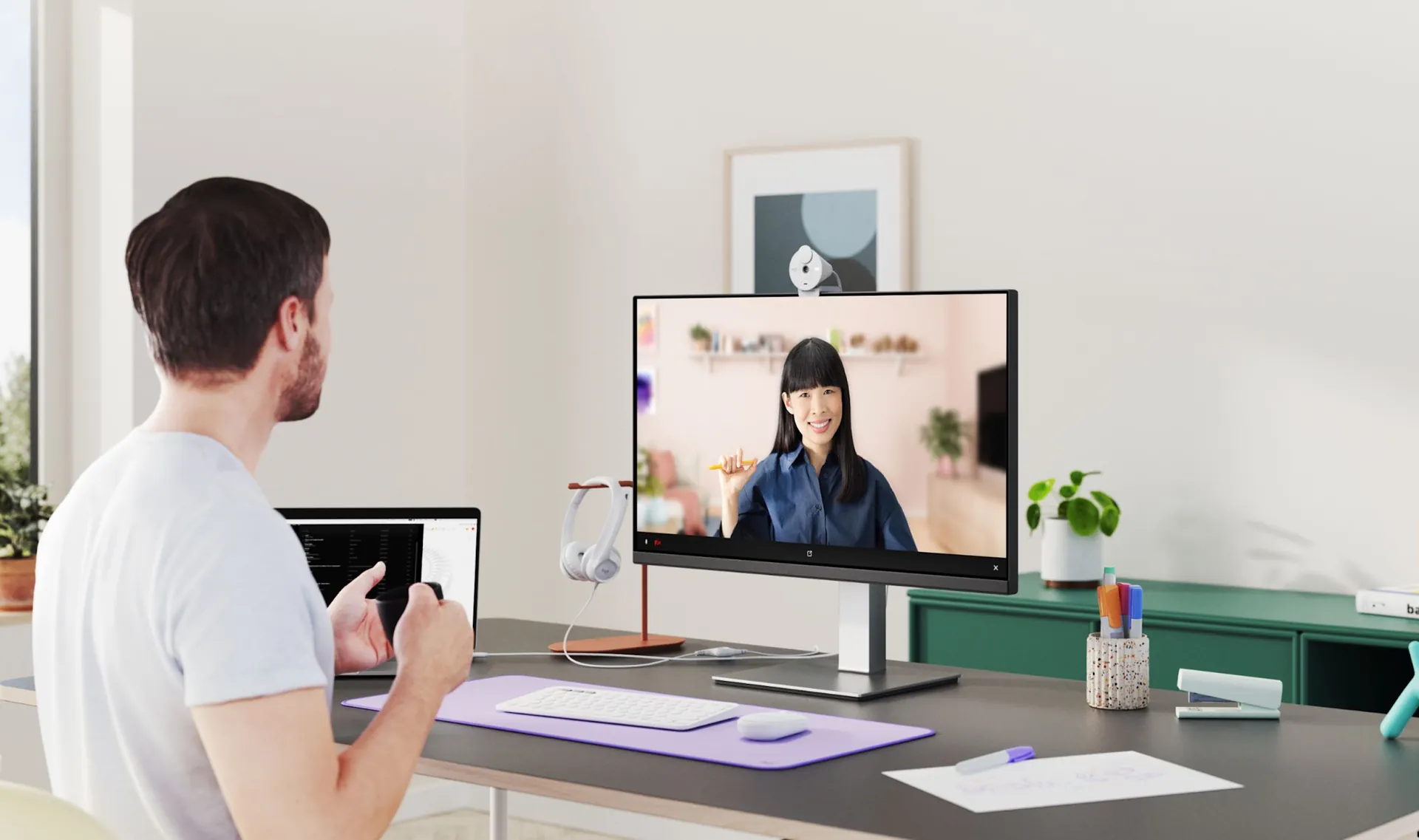 Persona en una videollamada con la Brio 300 sobre el monitor