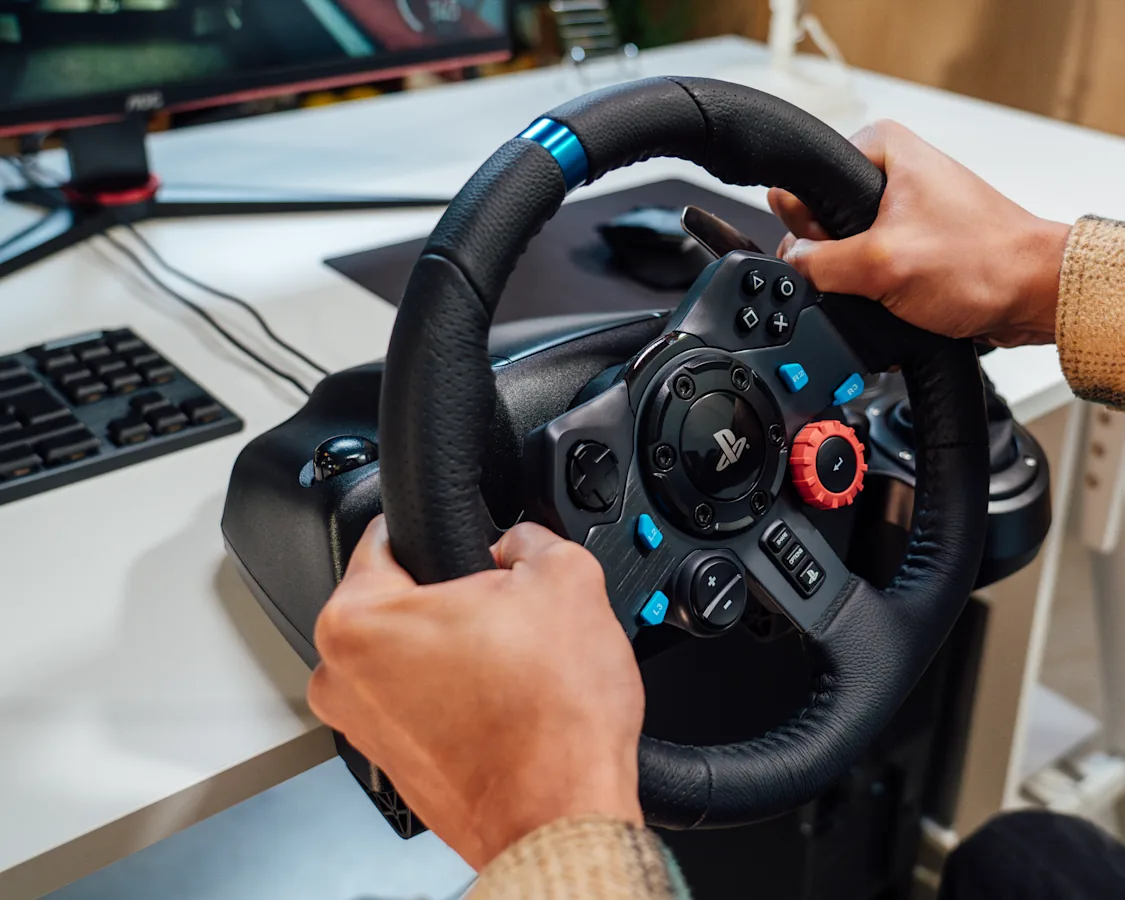 Volante Logitech G29 fijado a un escritorio