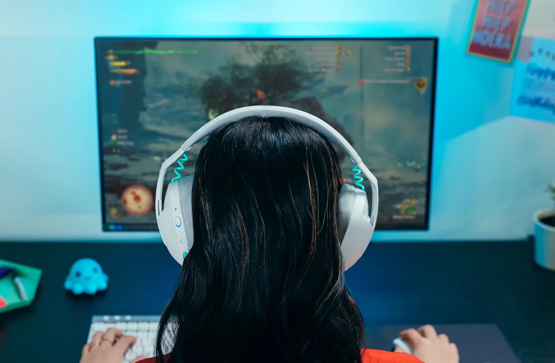 Jugadora de espaldas con los auriculares G321 frente a la compu