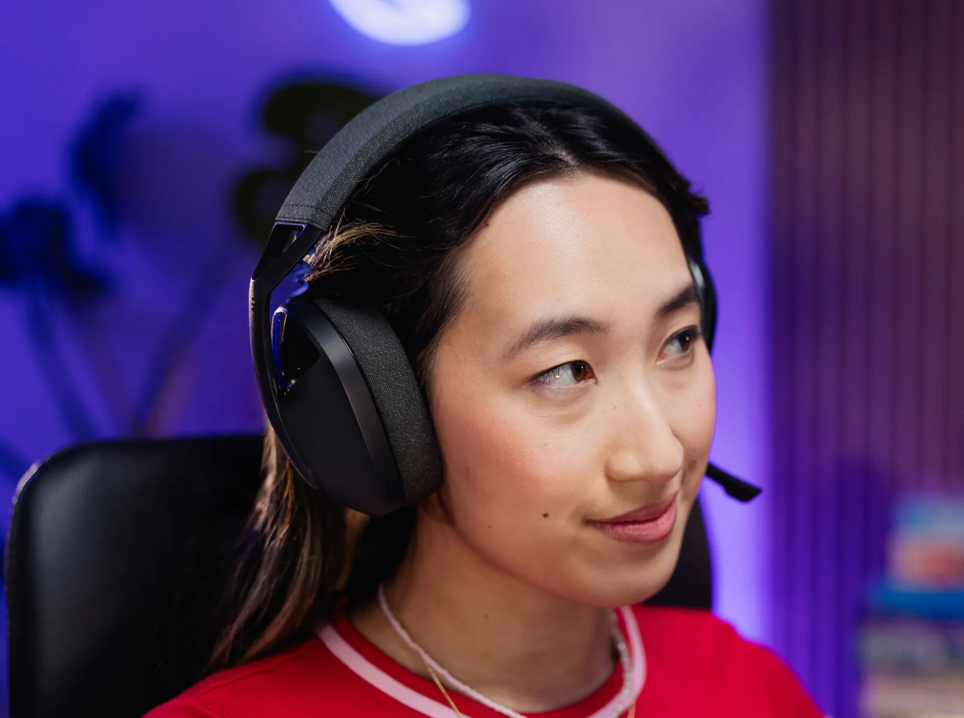 Mujer jugando con los auriculares G321