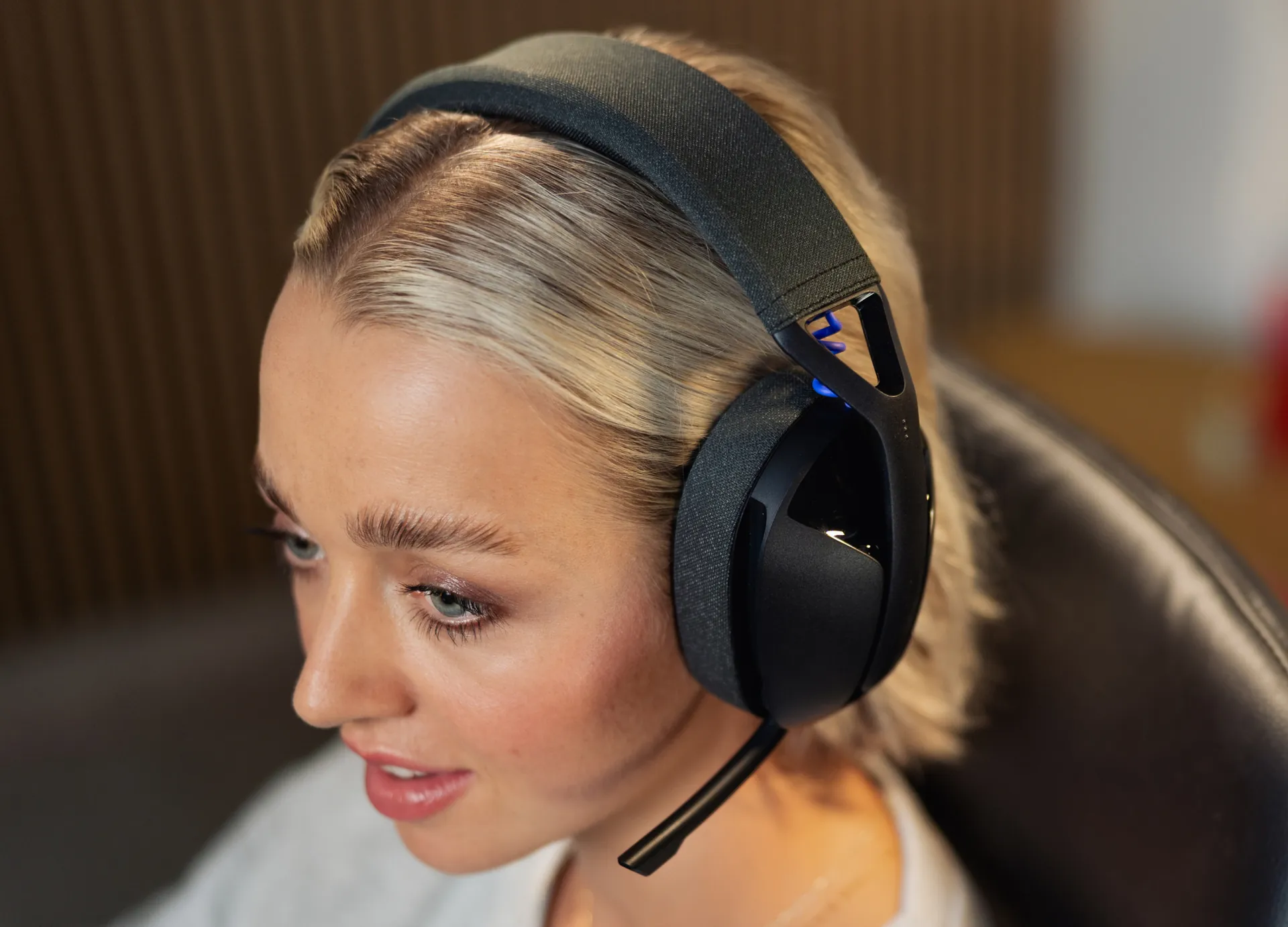 Jugadora con los auriculares G321 puestos