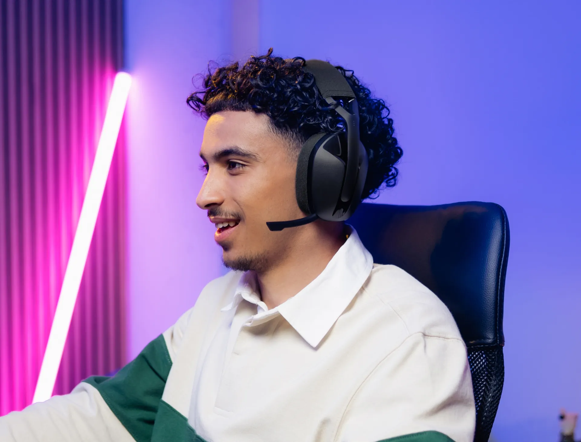 Jugador hablando por el micrófono del G321