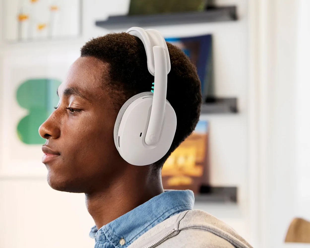 Persona hablando con los auriculares Logitech G325 blancos