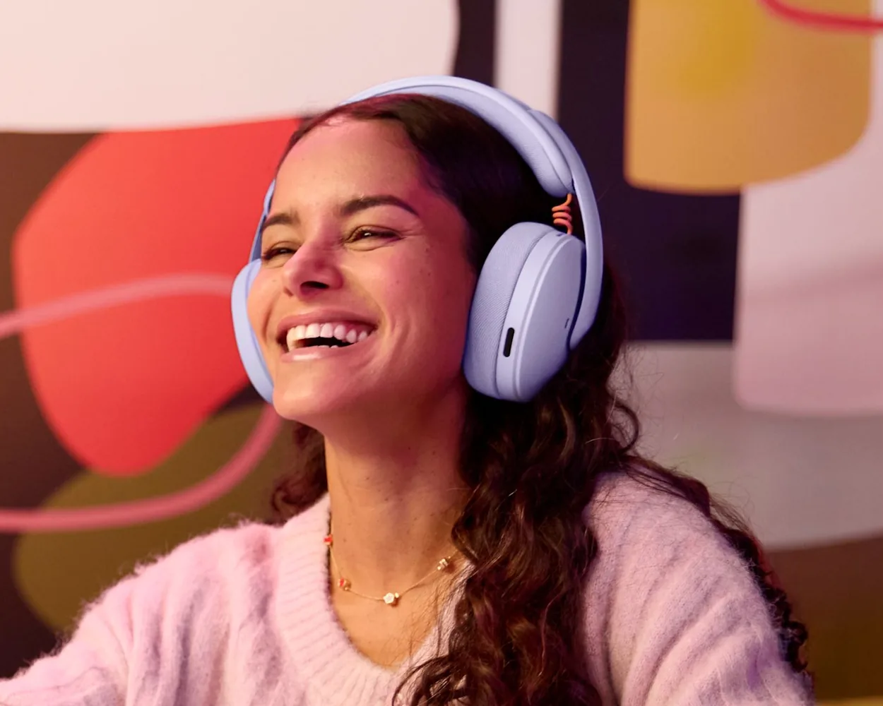 Persona hablando con los auriculares Logitech G325 lila