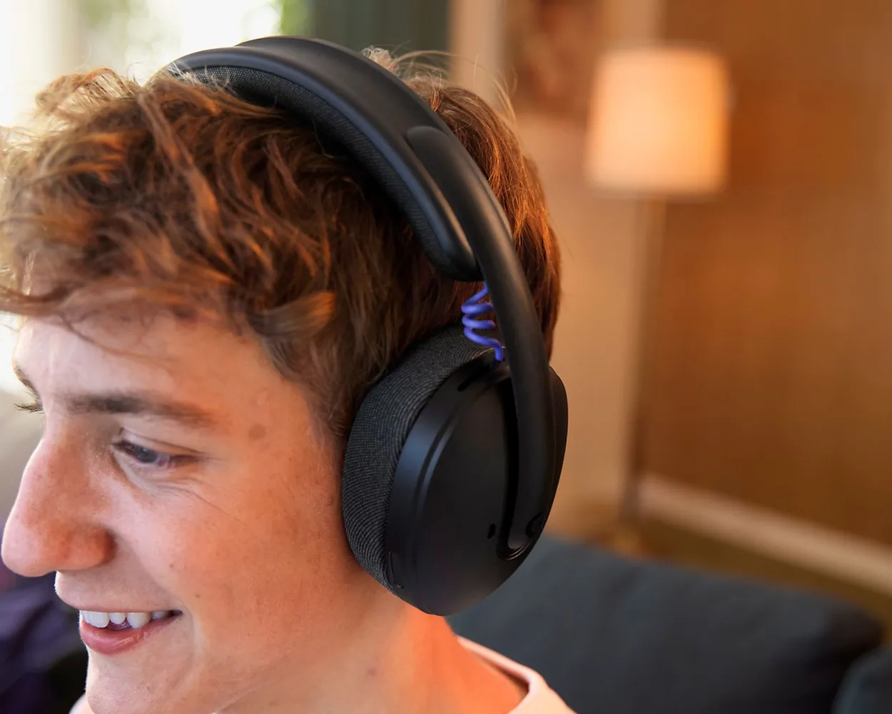Persona hablando con los auriculares Logitech G325 negros
