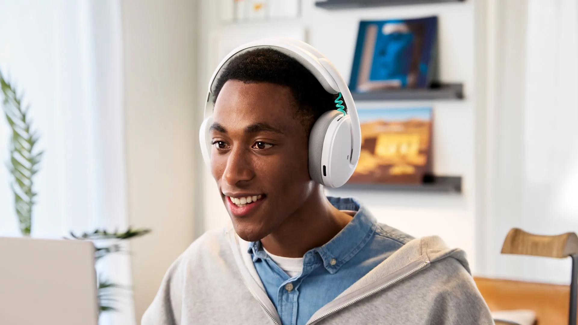 Persona jugando con los auriculares Logitech G325 blancos