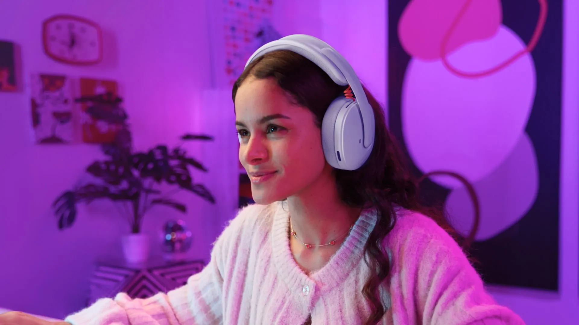 Persona jugando con los auriculares Logitech G325 lila