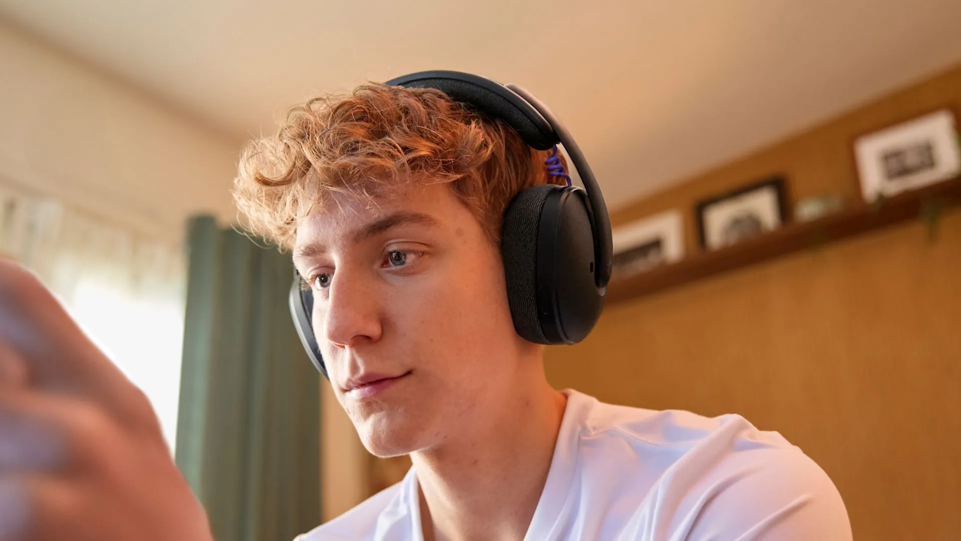 Persona jugando con los auriculares Logitech G325 negros