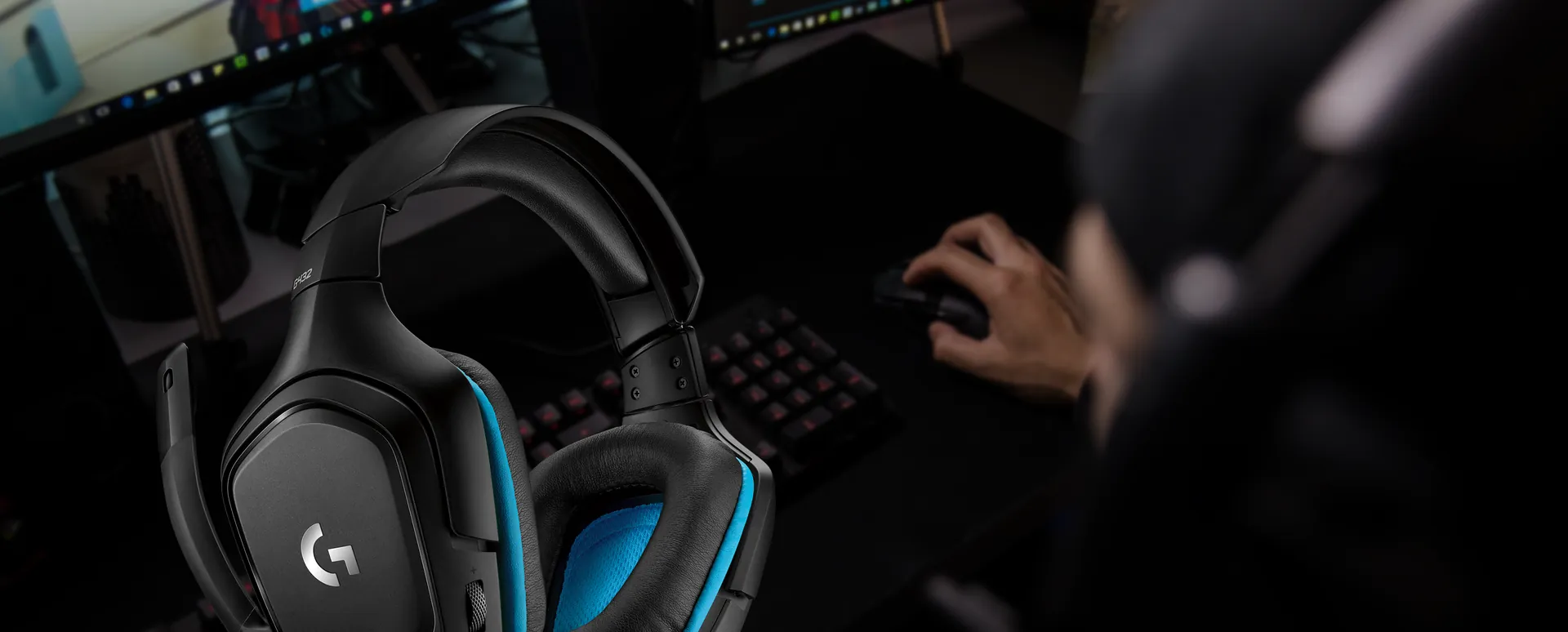 Auriculares G432 sobre un escritorio gamer