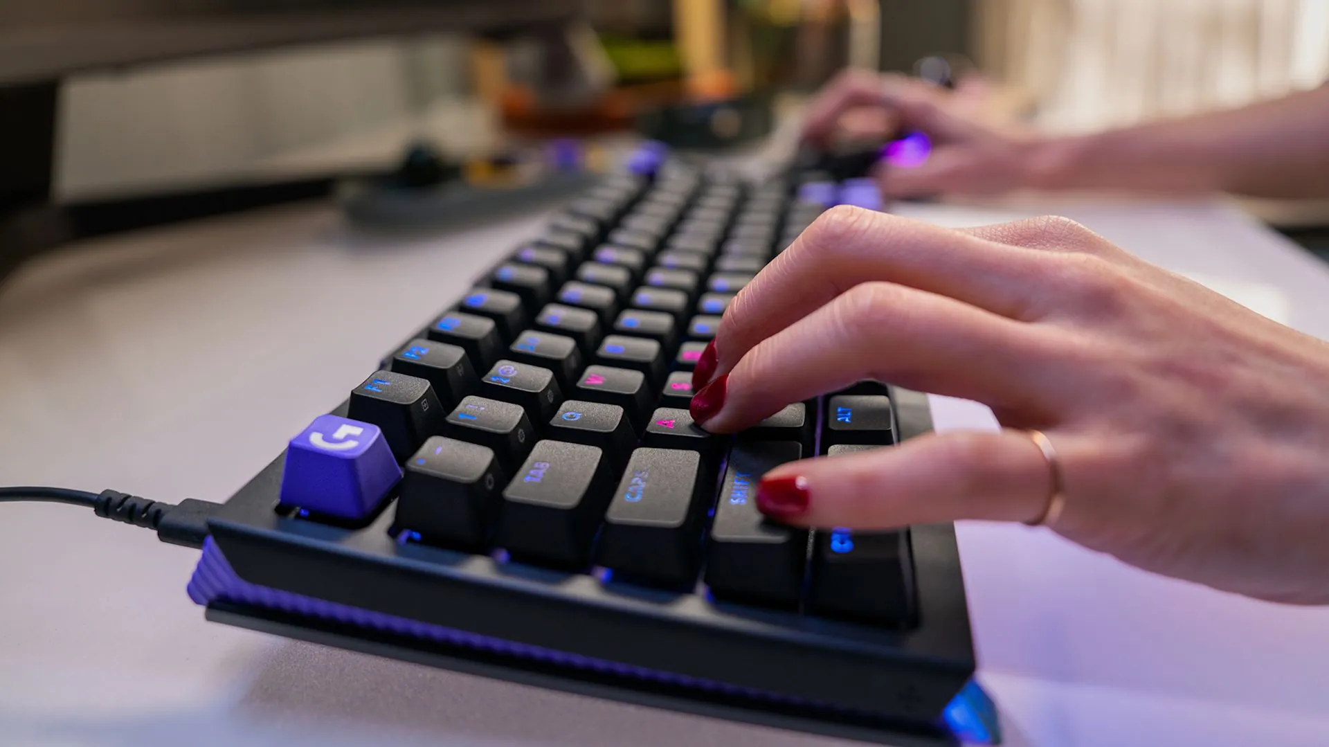 Manos escribiendo en el Logitech G512 X 75