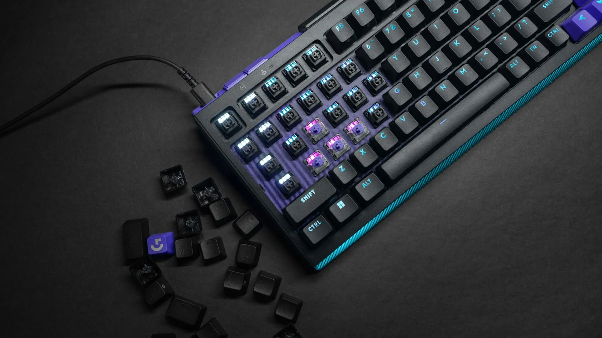 Teclado Logitech G512 X 75 con teclas y interruptores sueltos